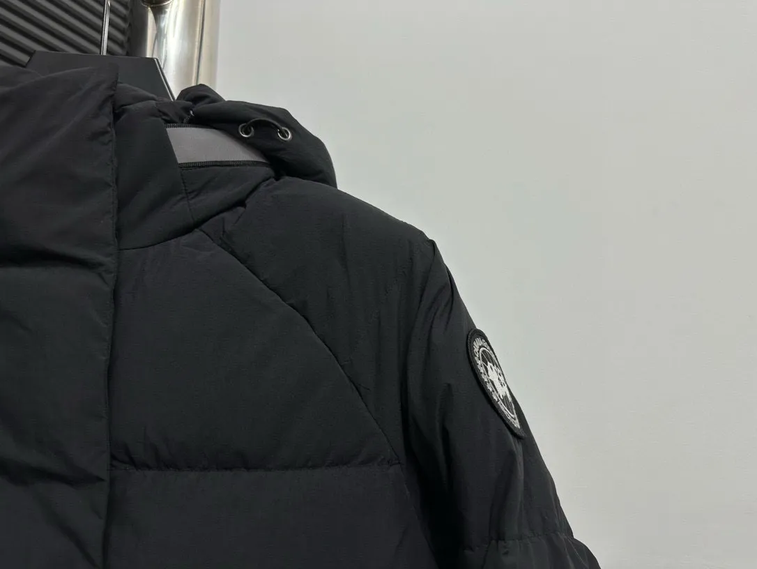 P780 【𝘾𝘼𝙉𝘼𝘿𝘼 𝙂𝙊𝙊𝙎𝙀】Canada Goose Junction/3M Reflective Black Label Parker/2602LB Ouyang Nana’s same Junction Parker is made of CORDURA@’s super-soft EnduraLuxe fabric, which enhances the durability of easy-wear parts, making it lightweight and durable. 360-degree reflective strips on the collar improve visibility in low-light environments. Features a removable hood for easy transition into warmer weather. Removable premium insulated hood adjusts both ways Sizes: XS-XxL